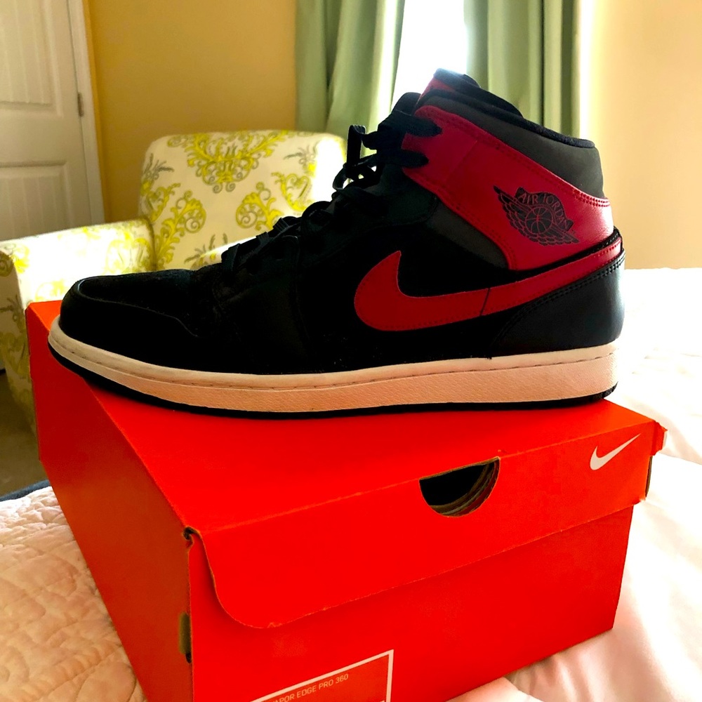 Air Jordan 1 mid Red/Black 2013 retro-Size 11 Air Jordan / with box
